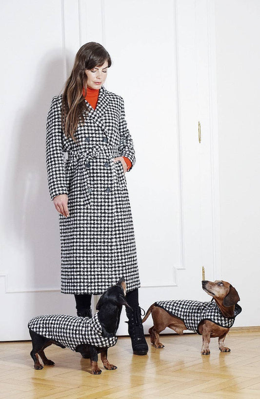 Dachshund Couture hundrock Emily i Paris i svartvitt hundtandsmönster