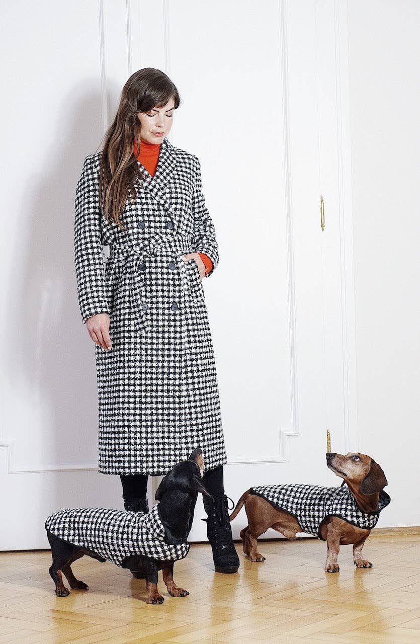 Dachshund Couture hundrock Emily i Paris i svartvitt hundtandsmönster