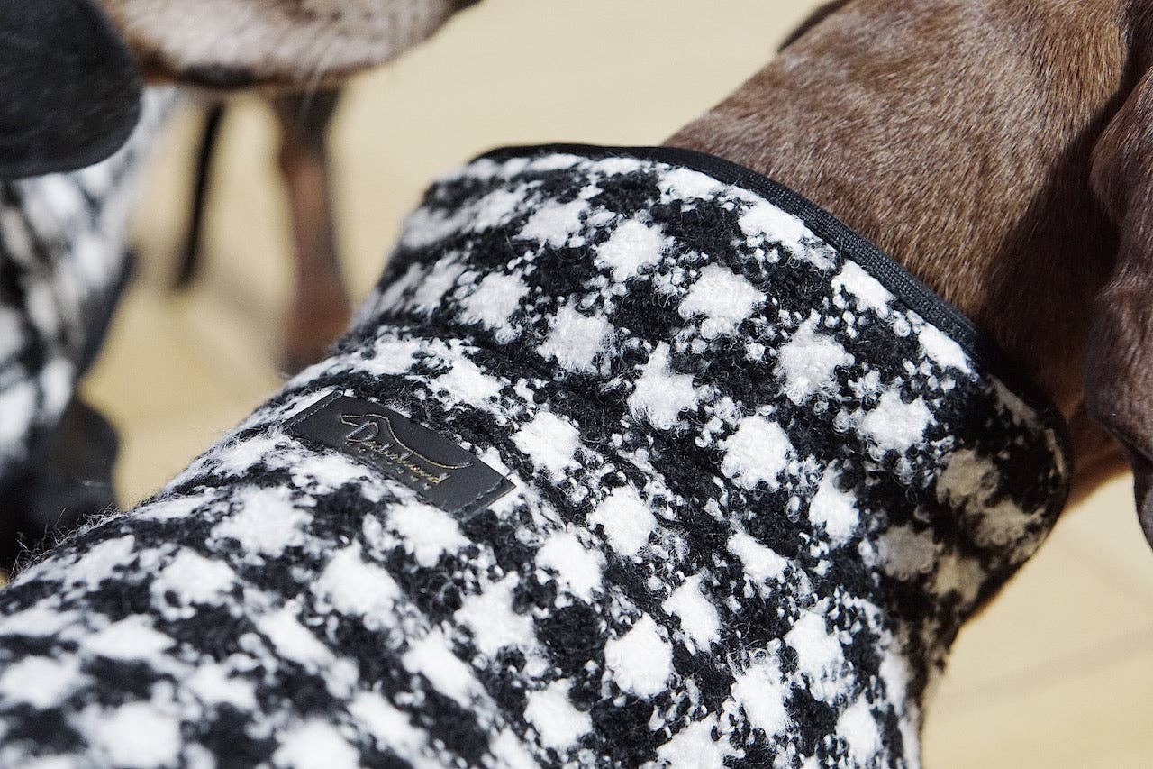 Dachshund Couture hundrock Emily i Paris i svartvitt hundtandsmönster